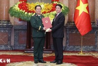 Chủ tịch nước Lương Cường trao Quyết định bổ nhiệm đồng chí Nguyễn Trọng Nghĩa giữ chức Chủ nhiệm Tổng cục Chính trị Quân đội nhân dân Việt Nam, đồng thời thăng quân hàm từ Thượng tướng lên Đại tướng. (Ảnh: Lâm Khánh/TTXVN).