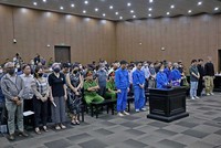 Các bị cáo bị đưa ra xét xử tại phiên tòa sơ thẩm 