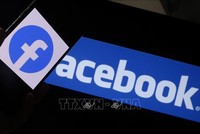 Biểu tượng của Facebook trên màn hình điện thoại thông minh. Ảnh: AFP/TTXVN