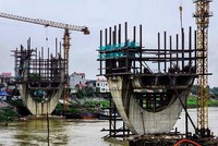 Nhiều dự án hạ tầng giao thông bị vỡ sâu tiến độ. Trong ảnh: Dự án Nâng cấp tuyến vận tải thủy sông Đuống (cầu đường sắt Đuống) phải gia hạn thời gian hoàn thành 