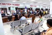 Doanh nghiệp chờ làm thủ tục tại một cơ quan hành chính ở TP.HCM