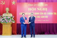 Trưởng ban Tổ chức Trung ương Lê Minh Hưng trao Quyết định của Bộ Chính trị cho tân Bí thư Tỉnh ủy Nghệ An Nguyễn Khắc Thận. Ảnh Phạm Bằng