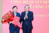 Ông Hoàng Đăng Quang, Phó trưởng Ban Tổ chức Trung ương (bên phải) trao quyết định cho ông Lê Hồng Vinh.
