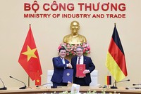 Thứ trưởng Bộ Công thương Nguyễn Sinh Nhật Tân và Quốc vụ khanh Nghị viện Stefan Rouenhoff ký Biên bản Khóa họp lần thứ 3 Ủy ban hỗn hợp về hợp tác kinh tế, thương mại Việt Nam - Đức