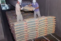 Hàng chục nhà sản xuất xi măng trong nước tăng giá bán sản phẩm thêm 100.000 đồng/tấn từ 18/11/2025. 