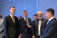 Phó chủ tịch UBND TP.HCM Nguyễn Văn Dũng (ngoài cùng bên phải) trao đổi với Chủ tịch Thượng viện Cộng hòa Czech ông Milos Vystrcil (thứ 2 từ trái qua) bên lề diễn đàn. 