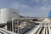 Toàn cảnh cơ sở trữ dầu Gulf Petrochem ở vùng bờ biển thuộc Fujeirah, Eo biển Hormuz, Các tiểu vương quốc Arab thống nhất. Ảnh tư liệu: AFP/TTXVN 