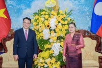 Thứ trưởng Trần Quốc Phương chúc mừng Đại sứ Cộng hòa Dân chủ Nhân dân Lào tại Việt Nam Khamphao Ernthavanh.