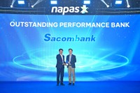Ông Nguyễn Minh Tâm (Phó Tổng giám đốc) đại diện ngân hàng nhận giải thưởng Ngân hàng tiêu biểu 2025