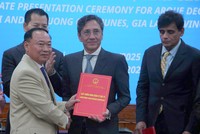 Bí thư Tỉnh ủy Gia Lai Thái Đại Ngọc trao giấy chứng nhận đầu tư cho ông Roland K. Staub, Chủ tịch FS Finance Suisse AG (Thuỵ Sĩ). Ảnh: T.Đ. 