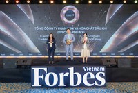 Ông Nguyễn Xuân Hòa, Chủ tịch HĐQT PVFCCo - Phú Mỹ nhận Danh hiệu Top 50 công ty niêm yết tốt nhất Việt Nam 2025