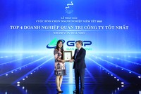 Bà Vũ Thị Phương Nga – Chủ tịch HĐQT CTCP Vận tải Khí Quốc tế nhận giải