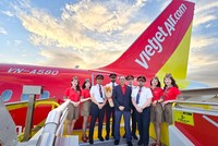 Phó Tổng giám đốc Thường trực Vietjet Tô Việt Thắng (áo vest xanh tím than) cùng phi hành đoàn Vietjet chào đón tàu bay mới/ 
