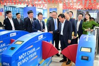 Thứ trưởng Bộ Công an Nguyễn Văn Long, Thứ trưởng Bộ Xây dựng Nguyễn Danh Huy và lãnh đạo Hà Nội Metro trải nghiệm hệ thống soát vé tự động ứng dụng định danh, xác thực điện tử, nhận diện sinh trắc học và thanh toán không dùng tiền mặt đối với hành khách. 