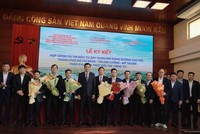 Thứ trưởng Bộ Xây dựng Bùi Xuân Dũng tặng hoa chúc mừng liên danh các nhà thầu thực hiện Dự án PPP xây dựng mở rộng cao tốc TP.HCM -Trung Lương-Mỹ Thuận. 
