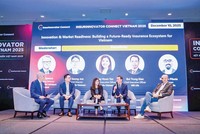 Ông Bùi Trung Kiên, Tổng giám đốc MB Life (thứ hai từ phải sang) cùng các diễn giả tại InsurInnovator Connect Vietnam 2025