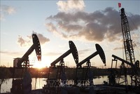 Giàn khoan dầu tại tỉnh Hắc Long Giang, Trung Quốc. Ảnh: THX/TTXVN