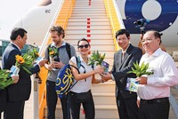 Thứ trưởng Bộ Văn hóa, Thể thao và Du lịch Hồ An Phong tặng hoa cho du khách quốc tế thứ 20 triệu đến Việt Nam năm 2025 