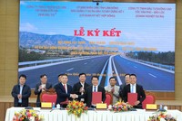 Lễ ký kết Hợp đồng xây dựng - kinh doanh - chuyển giao (BOT) đối với Dự án đường bộ cao tốc Tân Phú (tỉnh Đồng Nai) - Bảo Lộc (tỉnh Lâm Đồng) theo phương thức đối tác công tư (PPP). Ảnh: H.S 