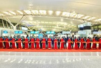 Phó thủ tướng thường trực Nguyễn Hòa Bình và các đại biểu thực hiện nghi thức cắt băng khánh thành. 