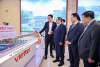 Thủ tướng và các đại biểu tham quan trưng bày các sản phẩm công nghệ tại Diễn đàn - Ảnh: VGP.