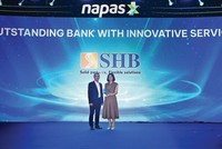Bà Đoàn Thái Thanh Thủy, Phó Giám đốc Khối Ngân hàng bán lẻ SHB nhận giải thưởng vinh danh từ Napas