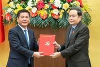 Chủ tịch Quốc hội Trần Thanh Mẫn trao quyết định của Bộ Chính trị cho ông Nguyễn Hồng Diên. Ảnh: PT . 