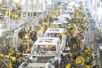 Robot lắp ráp xe ô tô điện của hãng Voyah tại Vũ Hán, tỉnh Hồ Bắc (Trung Quốc) ngày 1/4/2024. Ảnh: THX/TTXVN 