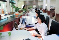 Công chức Kho bạc Nhà nước khu vực V kiểm soát chứng từ thanh toán vốn trên dịch vụ công trực tuyến. Ảnh: Đức Minh.