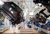 Dây chuyền sản xuất xe ô tô của Hãng Volkswagen tại nhà máy ở Wolfsburg, Đức. Ảnh: DPA/TTXVN 