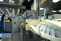 Công nhân làm việc trên dây chuyền sản xuất của Công ty dược phẩm Novo Nordisk ở Hilleroed, Đan Mạch. Ảnh: AFP/TTXVN 