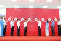 Lãnh đạo TP.HCM và các sở, ngành thực hiện nghi thức ra mắt Trung tâm Phục vụ hành chính công.