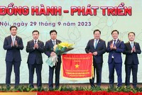 Phó Thủ tướng Trần Hồng Hà thay mặt Chính phủ tặng Cờ Thi đua của Chính phủ cho Ủy ban Quản lý vốn nhà nước tại doanh nghiệp.