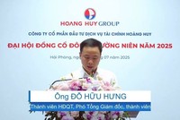 Ông Đỗ Hữu Hưng, thành viên HĐQT kiêm Phó tổng giám đốc Hoàng Huy báo cáo tại Đại hội