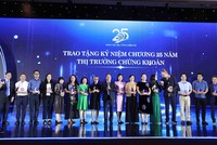 HOSE trao tặng kỷ niệm chương vinh danh nhiều tổ chức, cá nhân, nhà báo nhân dịp kỷ niệm 25 năm thành lập