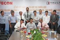 Ông Phạm Việt Khoa - Chủ tịch HĐQT FECON và ông Sultan Ali Lashed Lootah - Chủ tịch Quỹ đầu tư VAULT cùng ký kết thoả thuận hợp tác vừa ký kết dưới sự chứng kiến của Đại sứ đặc mệnh toàn quyền Việt Nam tại UAE Phạm Bình Đàm