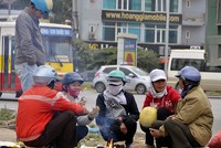 6 độ C, người Hà Nội đốt lửa chống giá lạnh