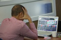 Chứng khoán, ngân hàng ảnh hưởng tiêu cực bởi Covid-19, bảo hiểm tăng trưởng khá