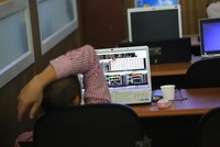 Áp lực điều chỉnh vẫn còn