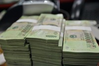 Vay 6%/năm để gửi lại ngân hàng... 7%/năm!