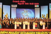 Những người vươn ra từ mắt bão
