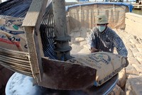 Chật vật tiêu thụ, doanh nghiệp xi măng “đông cứng”