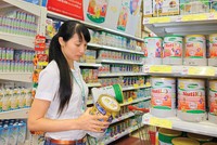 Người tiêu dùng còn điêu đứng vì giá sữa cao  