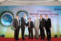 Ông Bạch Văn Mừng, Cục trưởng Cục Quản lý cạnh tranh (Bộ Công thương), ông Nathan P.Lane, viên chức kinh tế thuộc Tổng lãnh sự Hoa Kỳ tại Việt Nam chúc mừng ông Doug Devos, Tổng giám đốc điều hành Amway cùng các lãnh đạo cao cấp của Tập đoàn