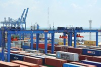 Doanh nghiệp hỏi, hải quan… nói “chuyển”