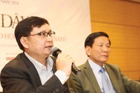 Ông Nguyễn Sơn, Vụ trưởng, UBCK (bên trái) phát biểu tại buổi họp báo