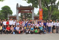 Các em học sinh Trường THPT số 1 Bắc Hà (Lào Cai) cùng đoàn công tác của Báo Đầu tư hành hương về quê Bá