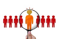 Tạo scandal, “chém gió”... không làm nên “nhân hiệu”