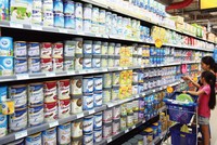 Tại nhiều siêu thị, sữa Mead Jonhson trong danh mục bình ổn giá đều không còn đủ hàng để bán