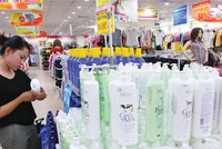 Người dân cắt giảm tiêu dùng một phần vì niềm tin suy giảm